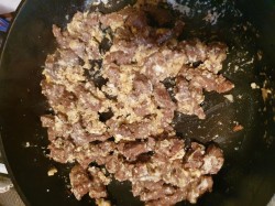 Фунчоза с говядиной и овощами и соусом чим-чим