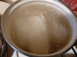 Фунчоза с говядиной и овощами и соусом чим-чим