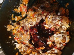 Фунчоза с говядиной и овощами и соусом чим-чим