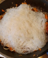 Фунчоза с говядиной и овощами и соусом чим-чим