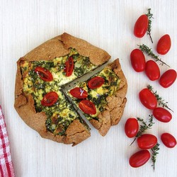 Цельнозерновая галета со шпинатом фетой и помидорами