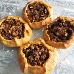 Галета с жареными грибами и луком