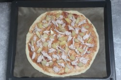 Гавайская пицца с ананасами и курицей