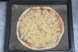 Гавайская пицца с ананасами и курицей