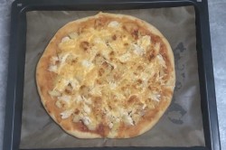 Гавайская пицца с ананасами и курицей