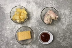 Гавайская пицца с ананасами и курицей