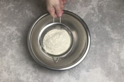 Гавайская пицца с ананасами и курицей