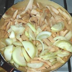 Гигантский кальмар, жареный с луком и сметаной - шаг 4