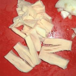 Гигантский кальмар, жареный с луком и сметаной - шаг 3