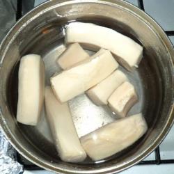 Гигантский кальмар, жареный с луком и сметаной - шаг 1