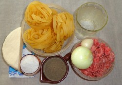 Гнезда из макарон с фаршем на сковороде с пармезаном - шаг 1