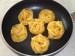 Гнезда из макарон с фаршем на сковороде с пармезаном - шаг 4