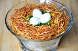 название картинки Гнездо глухаря салат классический с перепелиными яйцами и курицей