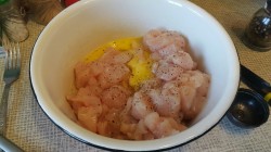 Гнёзда из курицы с сыром и помидорами в духовке - шаг 2 Гнёзда из курицы с сыром и помидорами в духовке - шаг 2