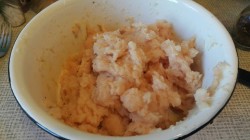 Гнёзда из курицы с сыром и помидорами в духовке - шаг 3 Гнёзда из курицы с сыром и помидорами в духовке - шаг 3