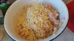 Гнёзда из курицы с сыром и помидорами в духовке - шаг 4 Гнёзда из курицы с сыром и помидорами в духовке - шаг 4