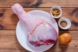 Голень индейки запеченная в духовке