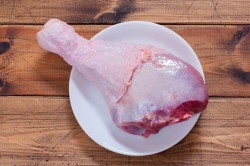 Голень индейки запеченная в духовке