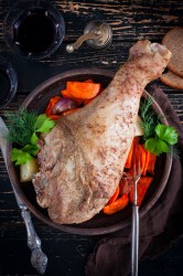 Голень индейки запеченная в духовке