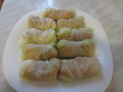 Голубцы с куриным фаршем и пекинской капустой в кастрюле