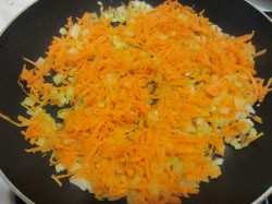 Голубцы с куриным фаршем и пекинской капустой в кастрюле