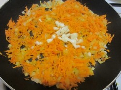 Голубцы с куриным фаршем и пекинской капустой в кастрюле