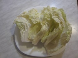 Голубцы с куриным фаршем и пекинской капустой в кастрюле