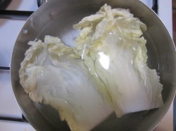 Голубцы с куриным фаршем и пекинской капустой в кастрюле