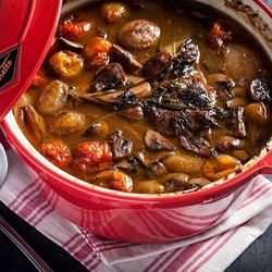 Тушеная говяжья голяшка в красном вине с овощами