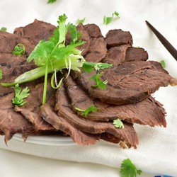 Тушеная говяжья голяшка в соево-винном соусе