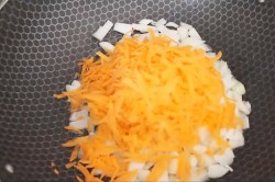 название картинки Горбуша с майонезом морковкой и луком