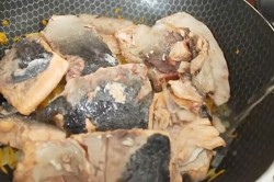 название картинки Горбуша с майонезом морковкой и луком
