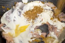 название картинки Горбуша с майонезом морковкой и луком