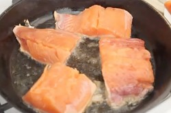 название картинки Горбуша с майонезом морковкой и луком