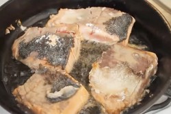 название картинки Горбуша с майонезом морковкой и луком