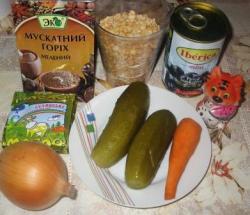 Гороховая каша с огурцами и морковью
