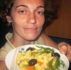 Гороховая каша с огурцами и морковью