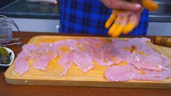 Куриные рулетики с солеными огурцами и сыром