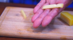 Куриные рулетики с солеными огурцами и сыром