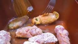 Куриные рулетики с солеными огурцами и сыром