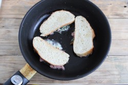 название картинки Горячие бутерброды на сковороде