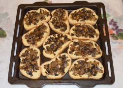 Горячие бутерброды с грибами и сыром в духовке