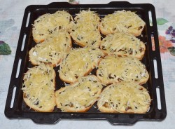 Горячие бутерброды с грибами и сыром в духовке