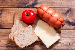 Горячие бутерброды с колбасой помидором и сыром