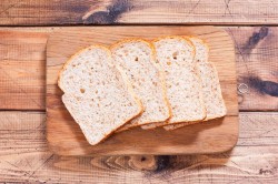 Горячие бутерброды с колбасой помидором и сыром