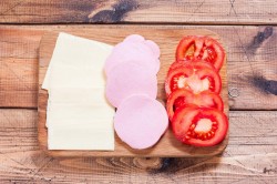 Горячие бутерброды с колбасой помидором и сыром