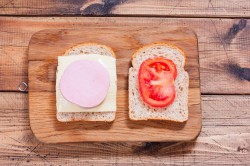 Горячие бутерброды с колбасой помидором и сыром
