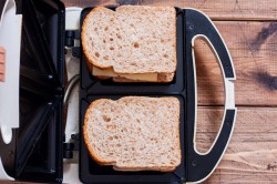 Горячие бутерброды с колбасой помидором и сыром