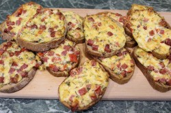 Горячие бутерброды с копченой колбасой