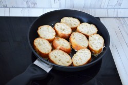 название картинки Горячие бутерброды с крабовыми палочками и сыром